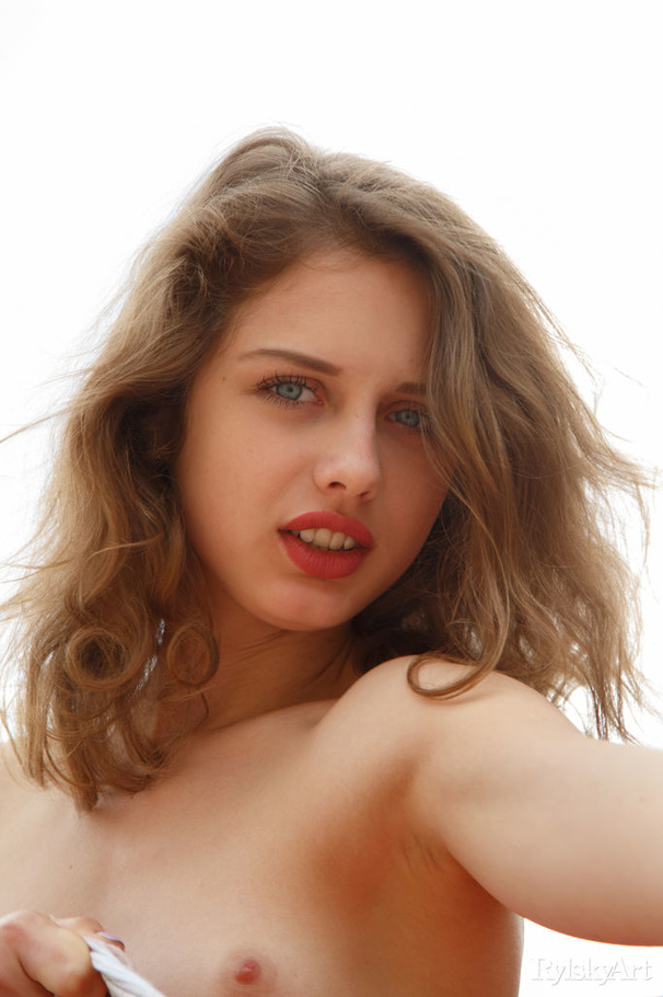 Skinny chick pose naked and expose her smal - XXX Dessert - Picture 4