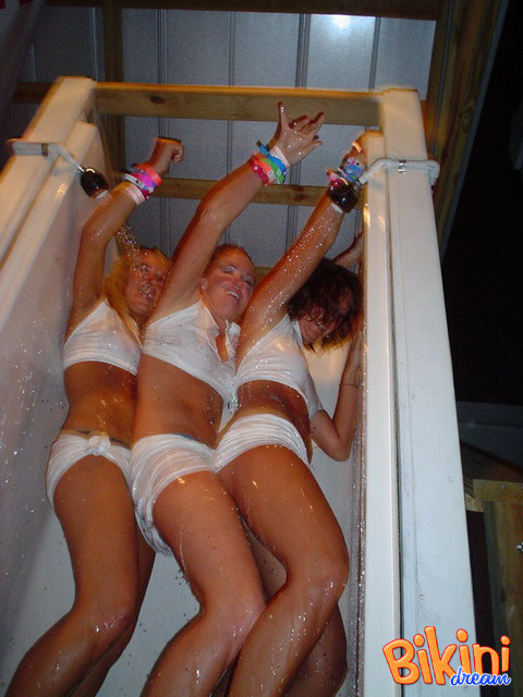 Hot girls gets their steaming hot bodies we - XXX Dessert - Picture 3
