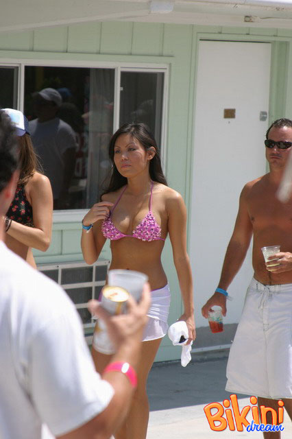 Hot babes with steaming hot bodies walks ar - XXX Dessert - Picture 3