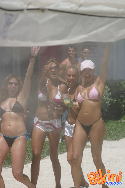 Hot babes with steaming hot bodies walks ar - XXX Dessert - Picture 14