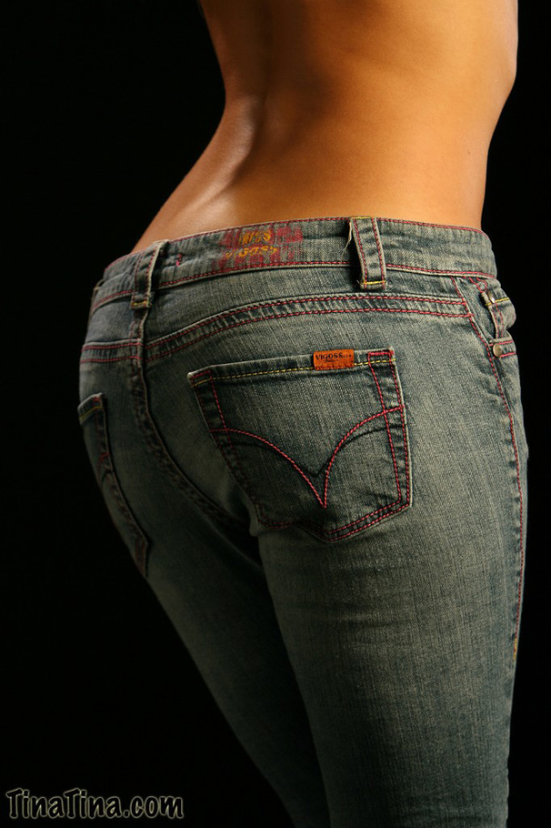 Stunning babe peels down her jeans and pose - XXX Dessert - Picture 2