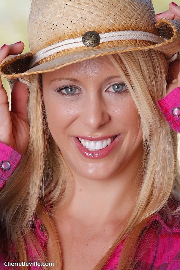 Stetson-wearing blonde cowgirl stripping ou - XXX Dessert - Picture 3