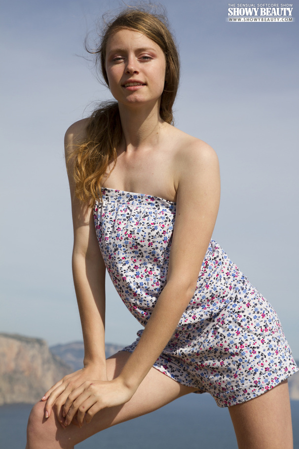 Cute babe teases foxy body by a cliff befor - XXX Dessert - Picture 4