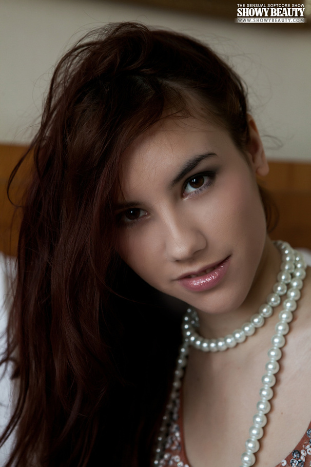 Beautiful babe spreads wide and reveals her - XXX Dessert - Picture 1