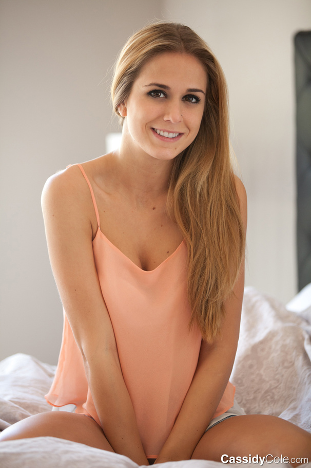 Denim shorts brown-eyed blonde gets naked on a big bed - XXXonXXX - Pic 1