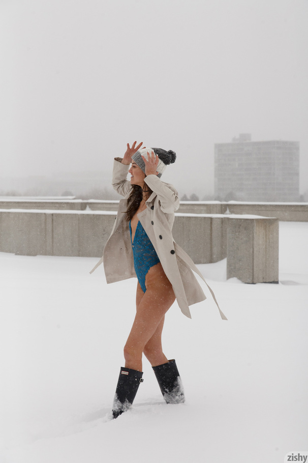 Prancing in the snow, this slim, nubile, wh - XXX Dessert - Picture 2