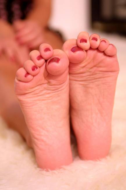 Flexible brunette with red toenails shows h - XXX Dessert - Picture 13