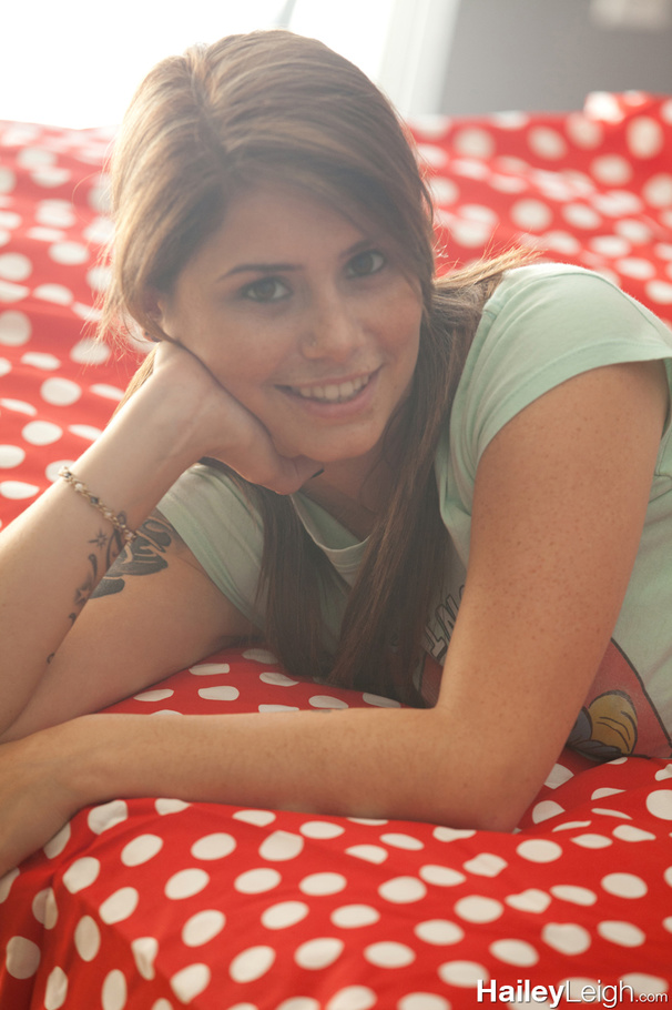 Smurf-loving young brunette gets her pussy  - XXX Dessert - Picture 3