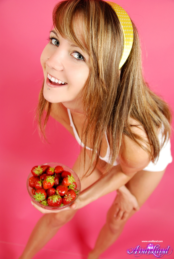 Brunette with big eyes and yellow panties a - XXX Dessert - Picture 3
