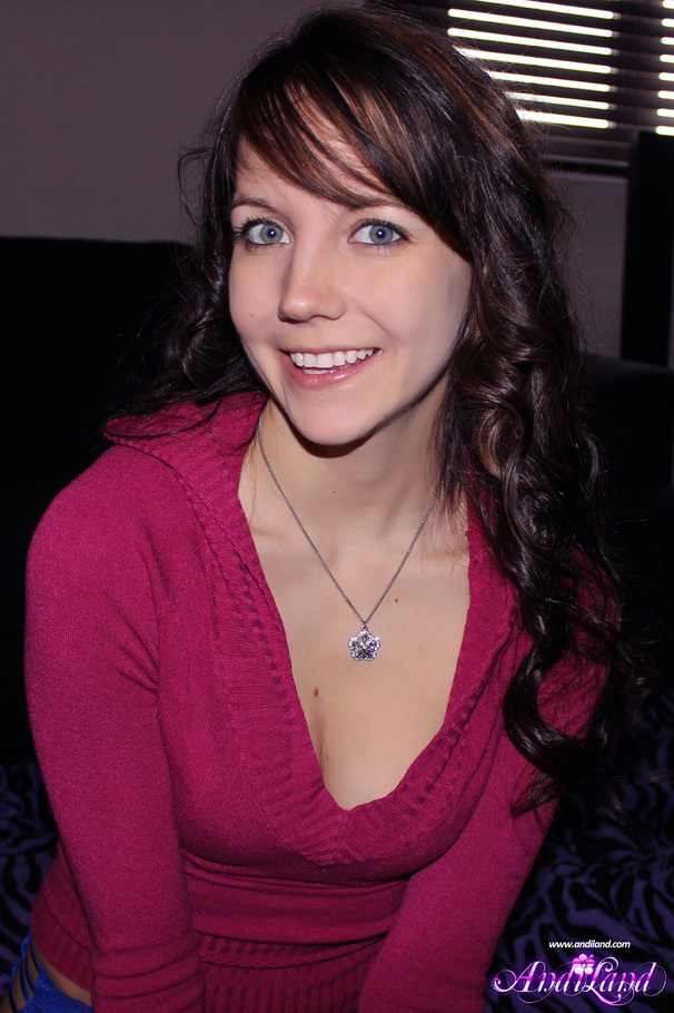 Hony young brunette with slender body weari - XXX Dessert - Picture 1