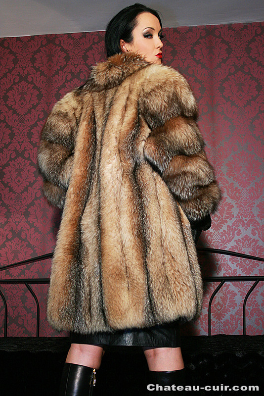 Red lipped lass in fur and leather dress sp - XXX Dessert - Picture 2