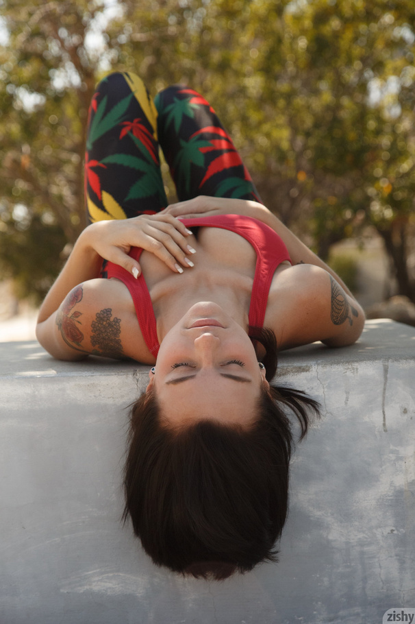 Tight leggings brunette flashing her tits o - XXX Dessert - Picture 6