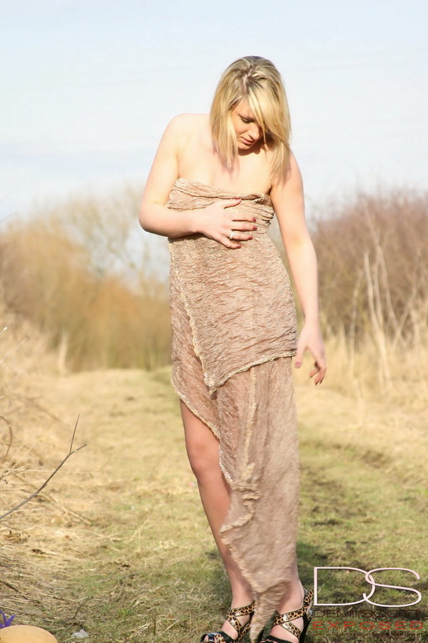 Classy hat blonde showing off her naked bod - XXX Dessert - Picture 5