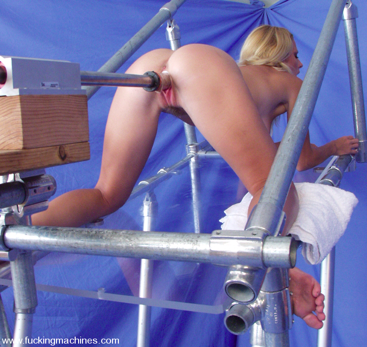 Hairy pussy blonde fucked by a machine on a - XXX Dessert - Picture 6
