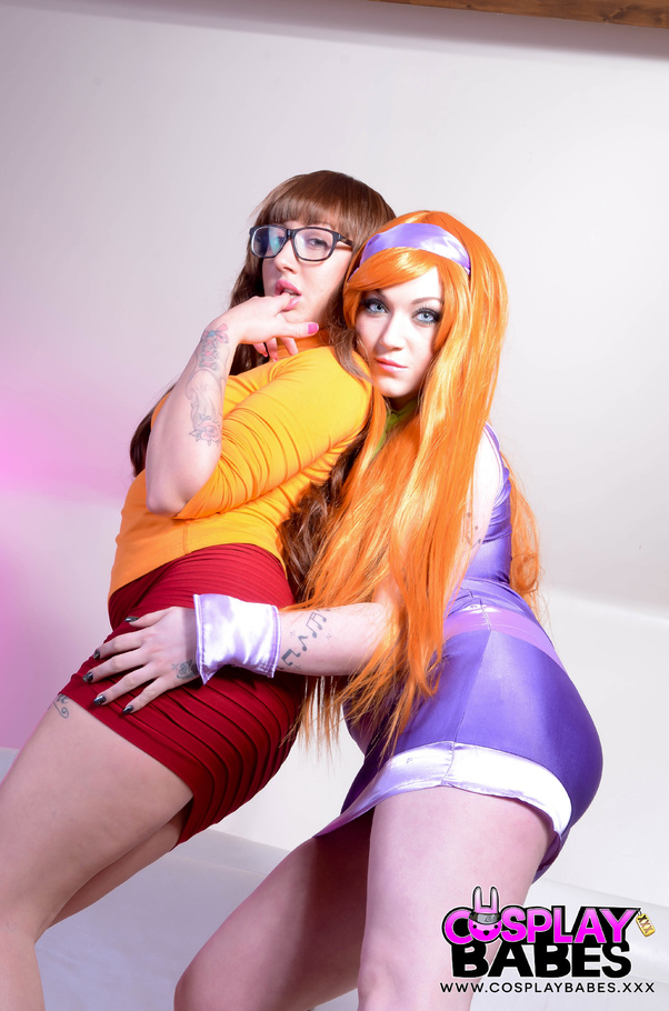 Scooby Doo Latex - Velma and daphne, from scooby doo, get down - XXX Dessert ...