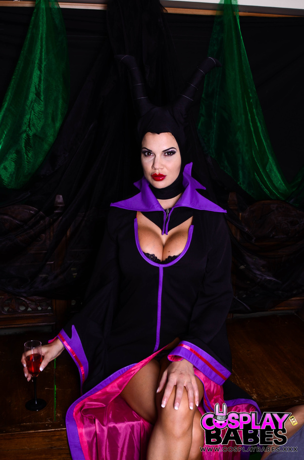 Maleficent fills her cunt with a vibrator,  - XXX Dessert - Picture 13