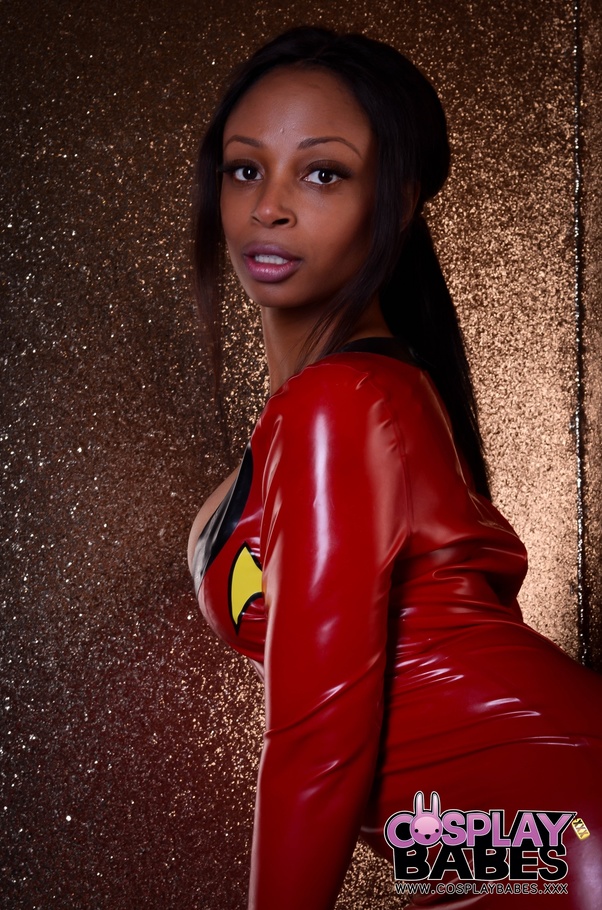 An ebony whore in tight latex squats showin - XXX Dessert - Picture 3