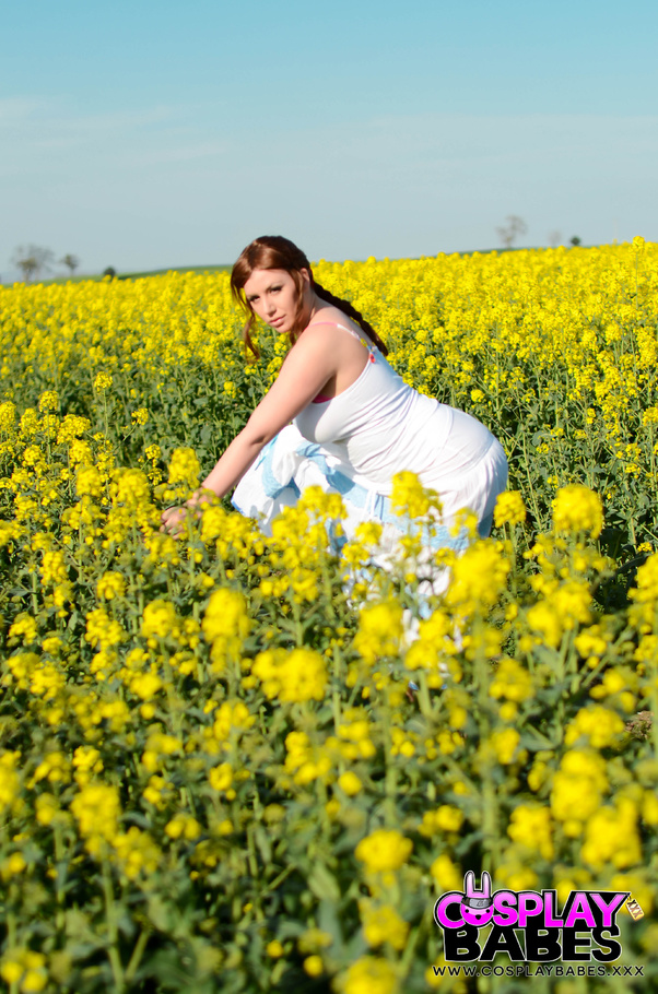 Prancing in the flowers she shows off her l - XXX Dessert - Picture 9