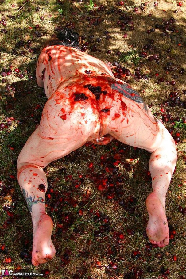 Chubby brunette with big tits gets her tattooed body covered with plums while posing on the ground outdoors - XXXonXXX - Pic 6