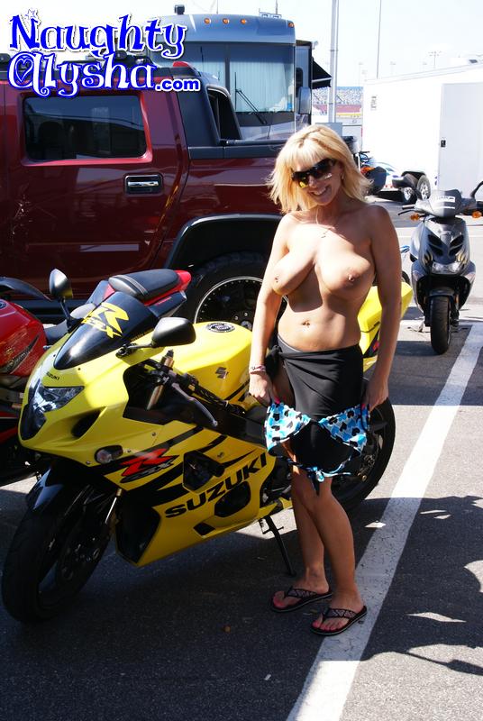 Short haired blonde wearing sexy blue bikin - XXX Dessert - Picture 3