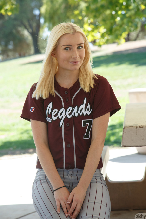 Baseball-playing blonde shows her body outd - XXX Dessert - Picture 1