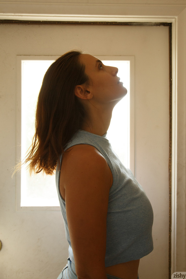 Tight brunette in tiny shorts shows her nat - XXX Dessert - Picture 12