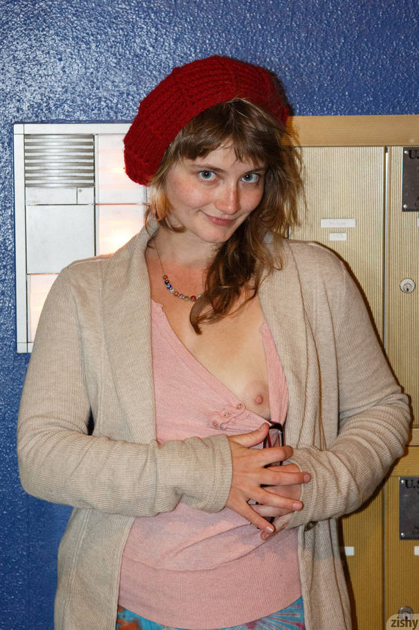 Hot blonde shows her pussy outdoors, at nig - XXX Dessert - Picture 12