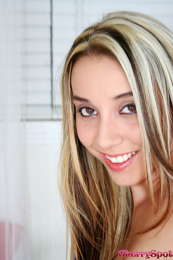 Blonde cutie with slim body and small natur - XXX Dessert - Picture 2