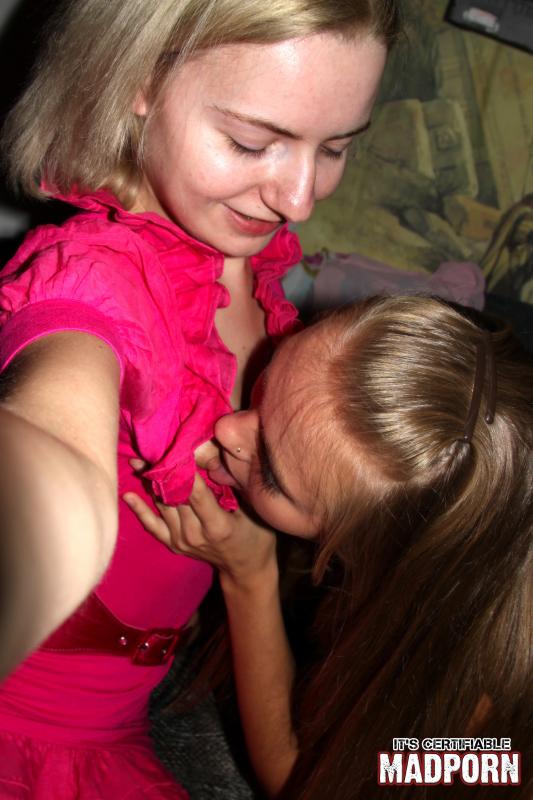 Blonde babe gets touched and fingered by hot teen friend in bed. - XXXonXXX - Pic 3