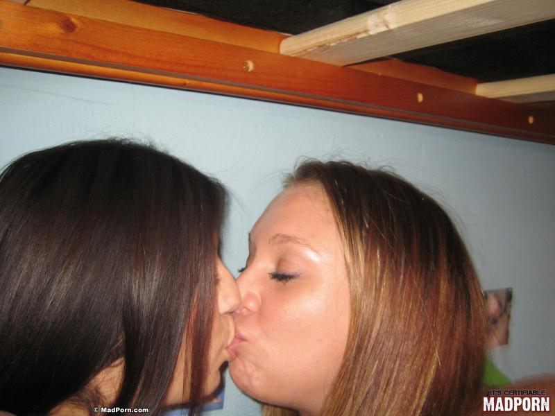 Stunning blonde and a brunette takes turns on sucking their fuck holes. - XXXonXXX - Pic 6