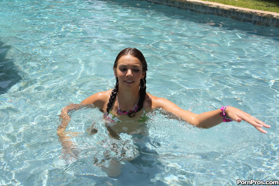 Petite pool - XXXonXXX - Pic 1