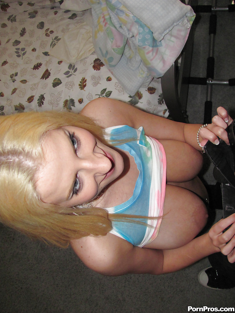 American blonde on her knees sucking - XXXonXXX - Pic 3