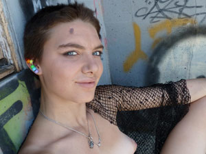 18 yo Australian teen girl rubs her rock - Picture 5