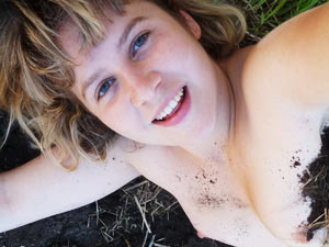 18 yo Australian teen girl rubs her rock - Picture 9