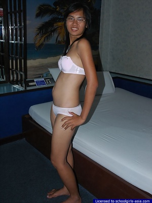 This young student is selling her body in a short-time hotel for the very first time - Picture 3