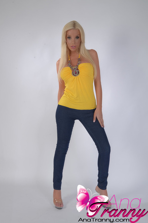 Spectacular Shemale in tight jeans that  - XXX Dessert - Picture 1