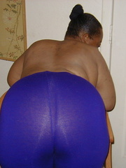 Juicee is a jumbo Mature mama gettin' naked and gettin' - Picture 2