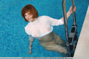 New Russian model goes in the pool naked - Picture 15