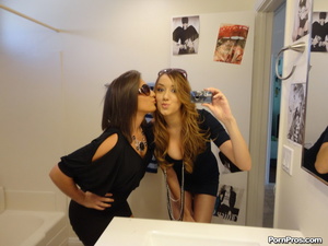 Teen BFFs sharing a cock - Picture 1