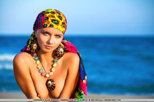 Tags: Beach, beautiful face, erect nippl - Picture 4