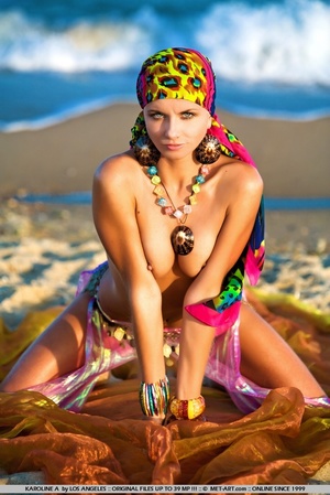 Tags: Beach, beautiful face, erect nippl - Picture 14