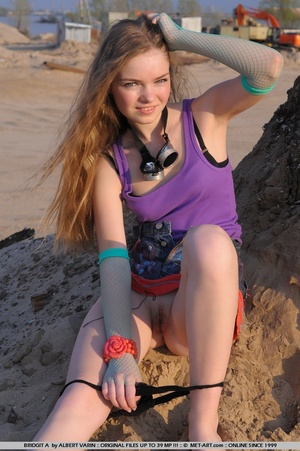 Beach girl with tiny nipples and breasts - Picture 17
