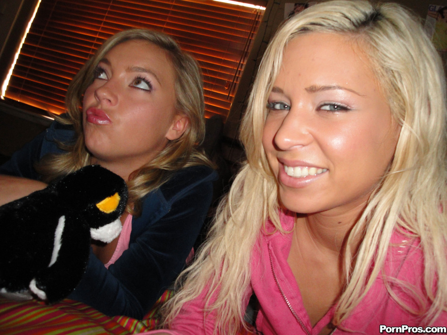 Teen BFF have there first threesome fuck fe - XXX Dessert - Picture 2