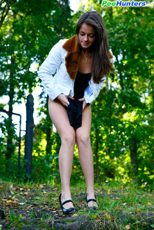 Real posh babe got busted urinating in the park - Picture 5