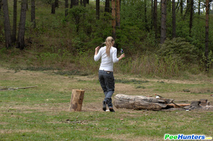 Girl goes to the woods to piss and smoke a cig - Picture 2