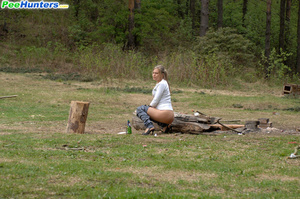 Girl goes to the woods to piss and smoke a cig - Picture 8