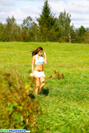 She takes a leak while walking through countryside - Picture 1