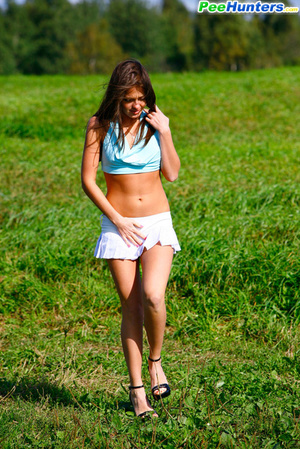 She takes a leak while walking through countryside - Picture 3