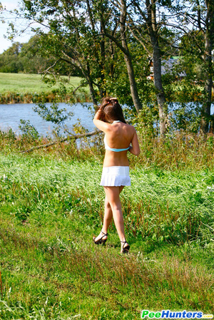 She takes a leak while walking through countryside - Picture 15