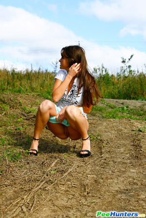 Model caught urinating alfresco at the countryside - Picture 7